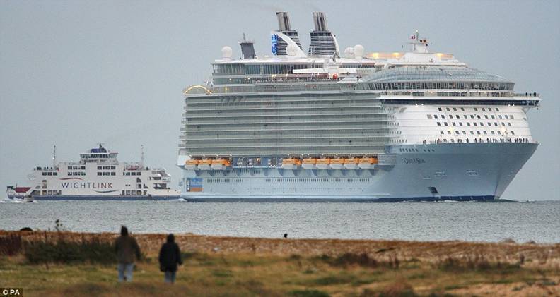 The Oasis of the Seas enters The
                              Solent