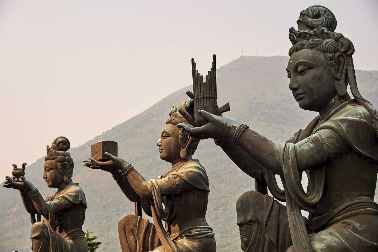 supporting-figures-make-offerings-to-big-buddha-po-lin-monastery-ngong-ping-lantau-island-hong-kong-china-asia-RHPLF03628.jpg
