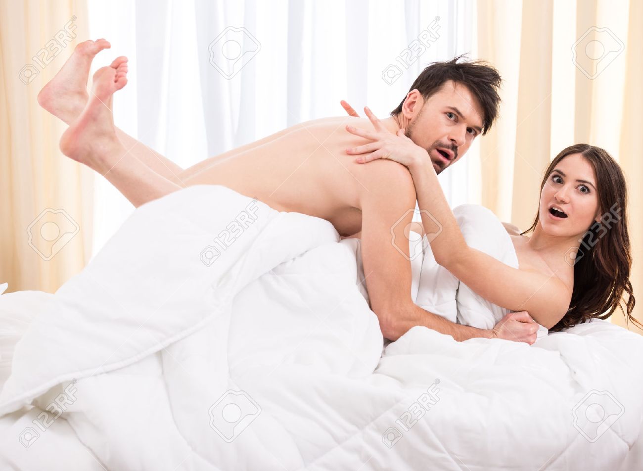 35702245-jeune-couple-amoureux-dans-le-lit-dans-la-chambre-scène-romantique.jpg