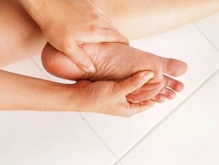 19260710_S_Feet_Pain_Massaging_Hands_Toes.jpg